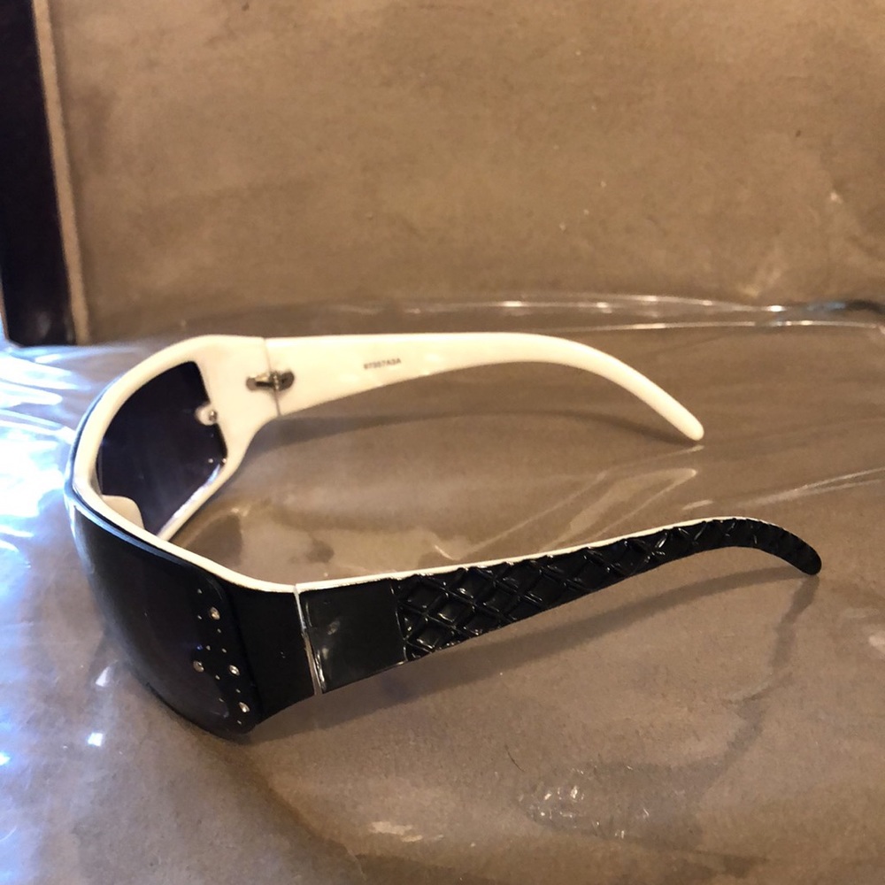 Black & white Sunglasses - Picture 3 of 7